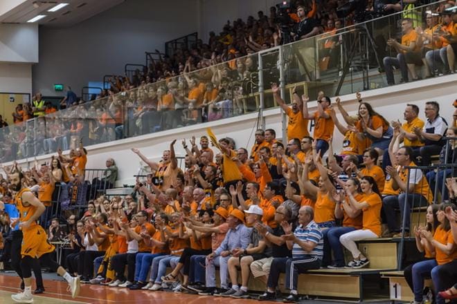 Oranssi yleisömeri on ollut tälläkin kaudella Karhu Basketin tukena. Joukkueella on nyt takana 19 peräkkäistä kotivoittoa. KUVA: ERKKI HAUTAVIITA