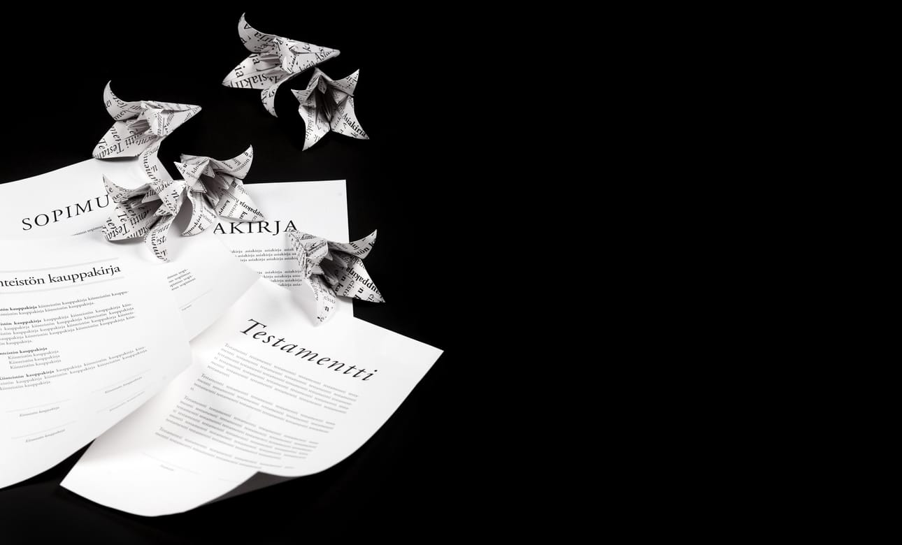 Testamentin laadissa apua saa esimerkiksi oikeusapu- ja asianajotoimistosta tai pankista. Ne veloittavat perustestamentin teosta muutamia satoja euroja. Testamentin voi tehdä myös itse. Silloin on oltava tarkkana, että muotoseikat menevät oikein ja testamentti on pätevä.