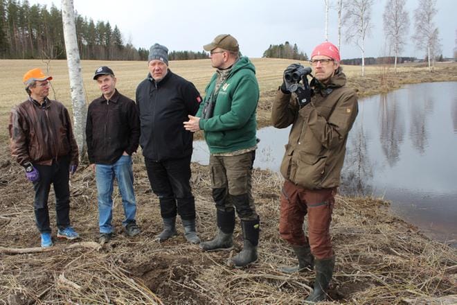 Lintuvesiasiantuntijat Heikki Helle (oikealla) ja Veli-Matti Pekkarinen, metsästysseuran johtokunnan jäsen Hannu Lahti, osakaskunnan edustaja Markku Pyylampi sekä ojitusyhteisön päätoimitsija Paavo Linna tähyilivät Keskisen Sulkavanjärven vesilintujen keväistä elämänmenoa. KUVA: REIJO HEIKKILÄ