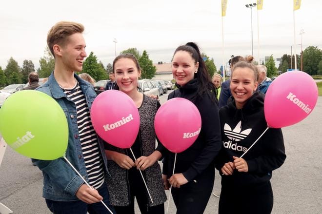Ylihärmäläiset tämän kevään ylioppilaat Iikka Toija, Kati Ylesmäki, Janita Sippola ja Inka Mäki kehuivat Härmän lukiota. Ylihärmän alakoululaisten keskittämisestä suureen yksikköön he eivät tykänneet. KUVAT: ANU NAHKALA