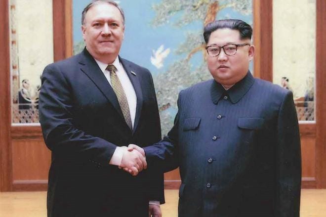 Mike Pompeo (vas.) tapasi Pohjois-Korean johtajan Kim Jong-unin ensi kertaa huhtikuussa.