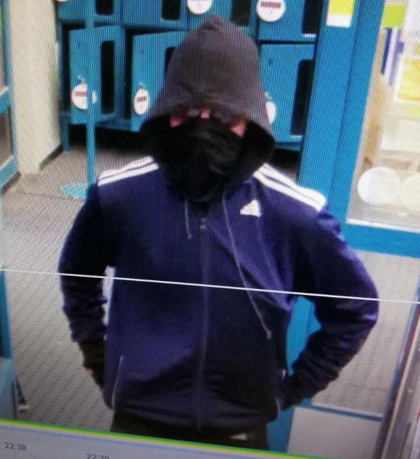 Poliisi julkisti valvontakamerakuvan ryöstäjästä.
