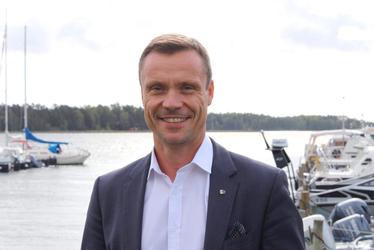 Robert Nyman on Pohjanlahden rannikolla sijaitsevan Pietarsaaren uusi kaupunginjohtaja. Hän siirtyy uuteen pestiin Inkoon kunnanjohtajan paikalta Uudeltamaalta Suomenlahden rannalta.