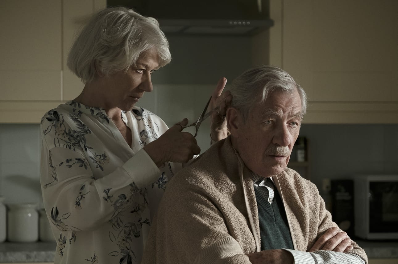 Helen Mirren ja Ian McKellen kohtaavat huijaritarinassa. Kuva: WBD Pressi