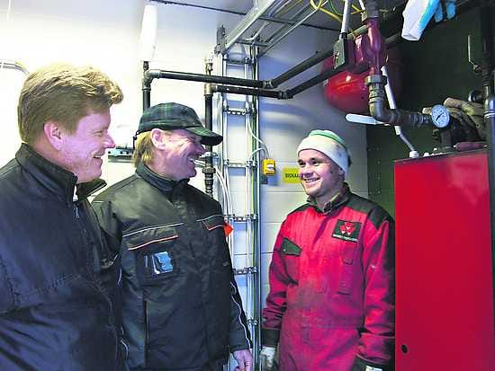 Automaattinen. Urpo Kurosen (vas.) ja Asko Lundberginyrityksen MetaEnergian säiliölaitos toimii lähes kokonaanautomaattisesti. Haapavetisen Janne Vuorenmaan (kesk.) tilallabiokaasun hyödyntäminen alkoi tämän vuoden helmikuussa.