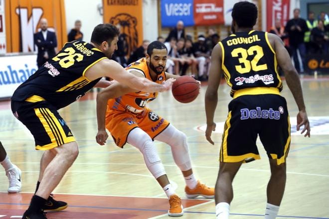 Karhu Basketin Rene Rougeau oli BC Nokian Dragon Labovicin ja Vincent Councilin puristuksessa. Kuva: Jouko Hänninen