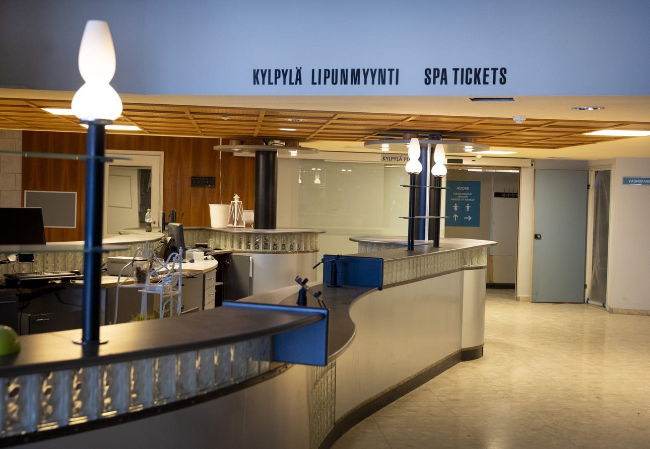 Kylpylähotellin vastaanottotiski vaihtaa hieman paikkaa remontissa.