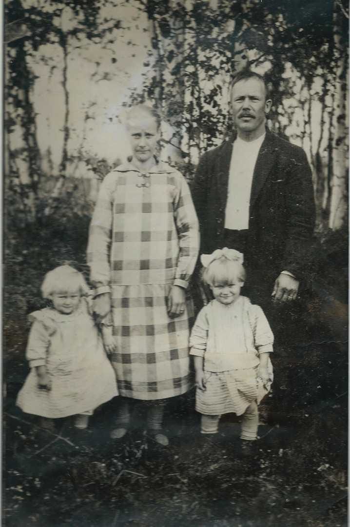 Auku ja Anna Pramila Vanhassa valokuvassa tyttäriensä Hiljan ja Vienon kanssa 1930-luvun alkupäässä. Pian kuvan ottamisen jälkeen Anna-äiti kuoli diabetekseen. Hiljan tunnistaa ilkikurisesta hymystä ja riisitaudin vääntämistä sääristä.