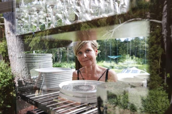 Tarja Airaksisen kesäkeittiö on tyylikäs yhdistelmä modernia ja maalaisromanttisuutta. Astioita haluttiin näyttävästi esille, ja siksi kesäkeittiöön asennettiin vankat avohyllyt. KUVA: Jenni Kivimäki