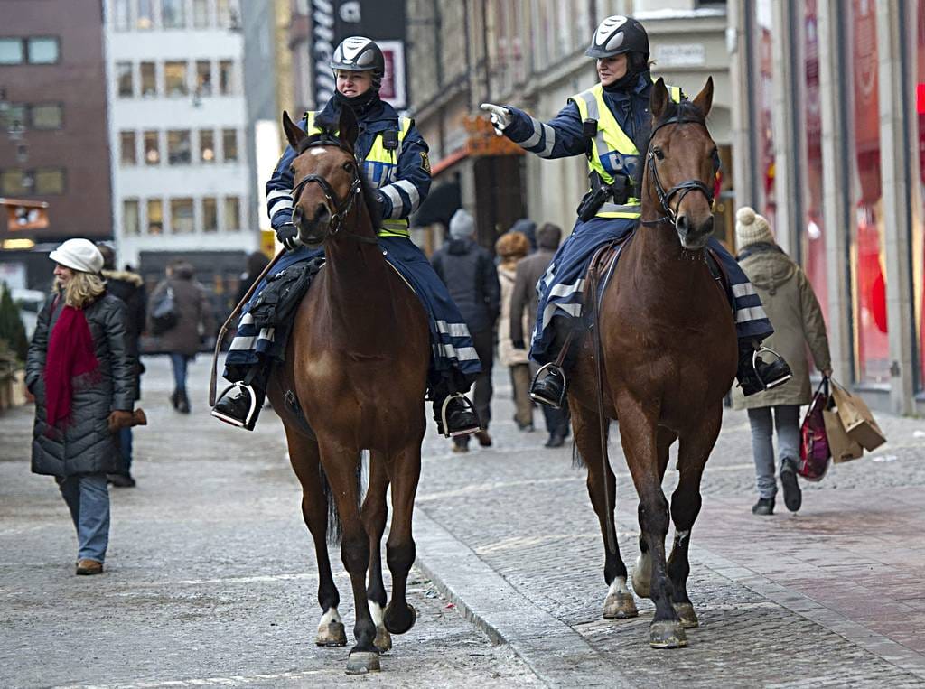 Hevosilla liikkuvat poliisit partioivat Tukholman keskustassa maanantaina.