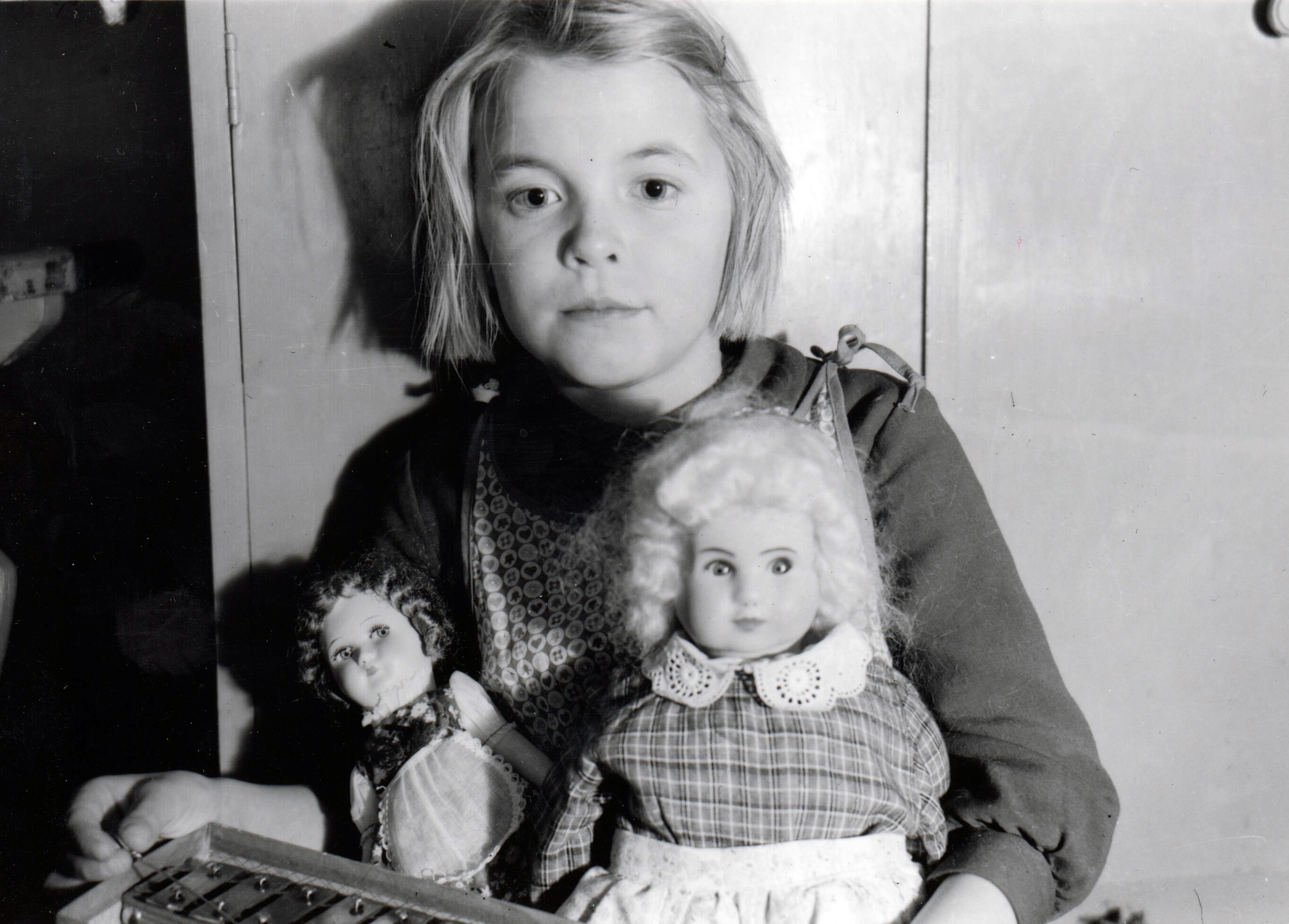 Kempeleläisen Kauppilan perheen joulunviettoa on kuvattu joko vuonna 1957 tai 1958. Kuvassa Helena Kauppila (nyk. Mäkeläinen) joululahjojensa kanssa.