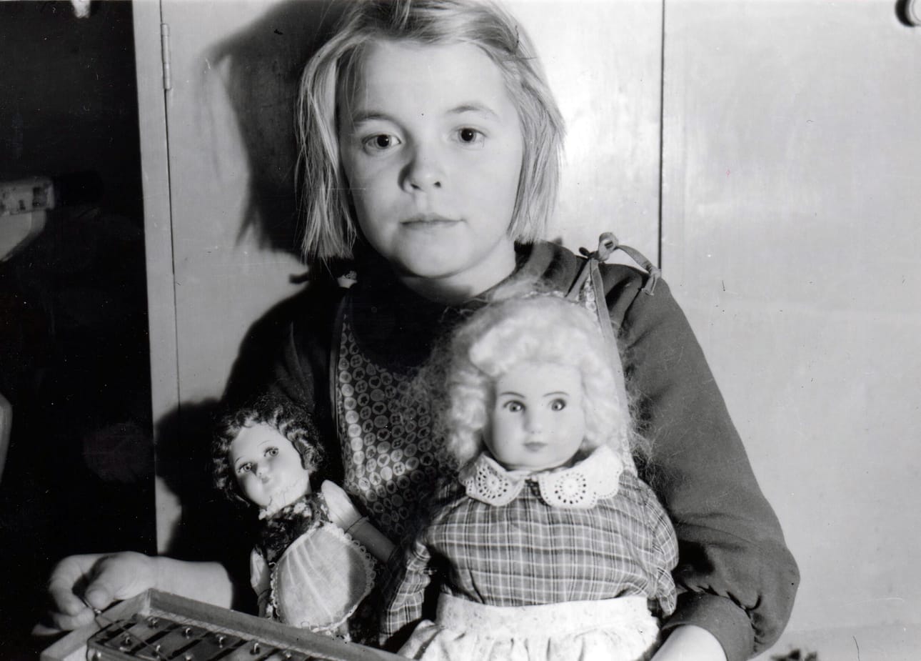 Kempeleläisen Kauppilan perheen joulunviettoa on kuvattu joko vuonna 1957 tai 1958. Kuvassa Helena Kauppila (nyk. Mäkeläinen) joululahjojensa kanssa.