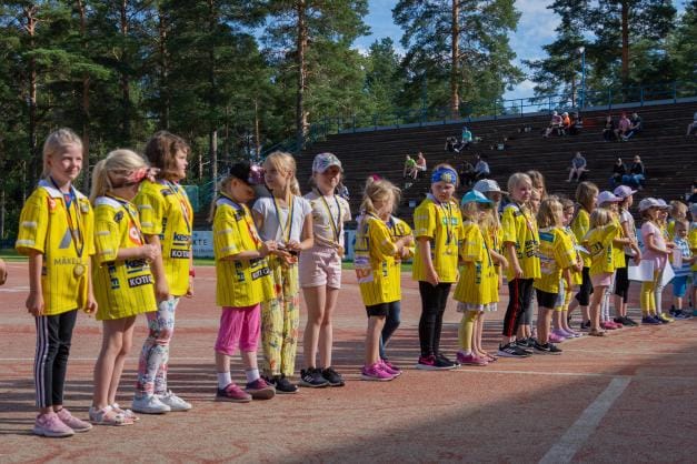Vaikka Alajärven Ankkureitten Ykköspesisjoukkueen keski-ikäkään ei ole tällä kaudella korkea, niin keski-ikä Kitron Stadionilla laski sunnuntain kotiottelussa Sotkamoa vastaan entisestään, kun pelin tauolla kentälle asteli palkittavaksi yli 30 2010-2014 syntynyttä lasta.