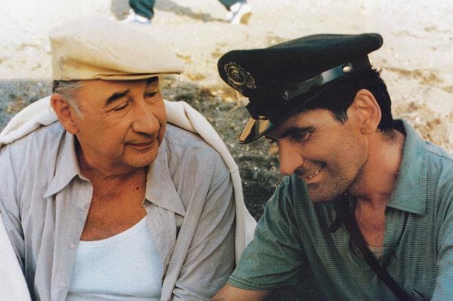 Il Postino kertoo Pablo Nerudan (Philippe Noiret) ja posteljoonin (Massimo Troisi) ystävyydestä. KUVA: Yle Kuvapalvelu