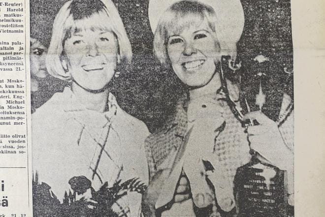 Tuula Mattila (oik.) sai voitostaan hopeapokaalin ja maskotin sekä roolin Doris Dayn elokuvassa. Filmitähti Doris Day hymyilee seinäjokelaisnaisen vieressä. KUVA: KARI LÖFHJELM