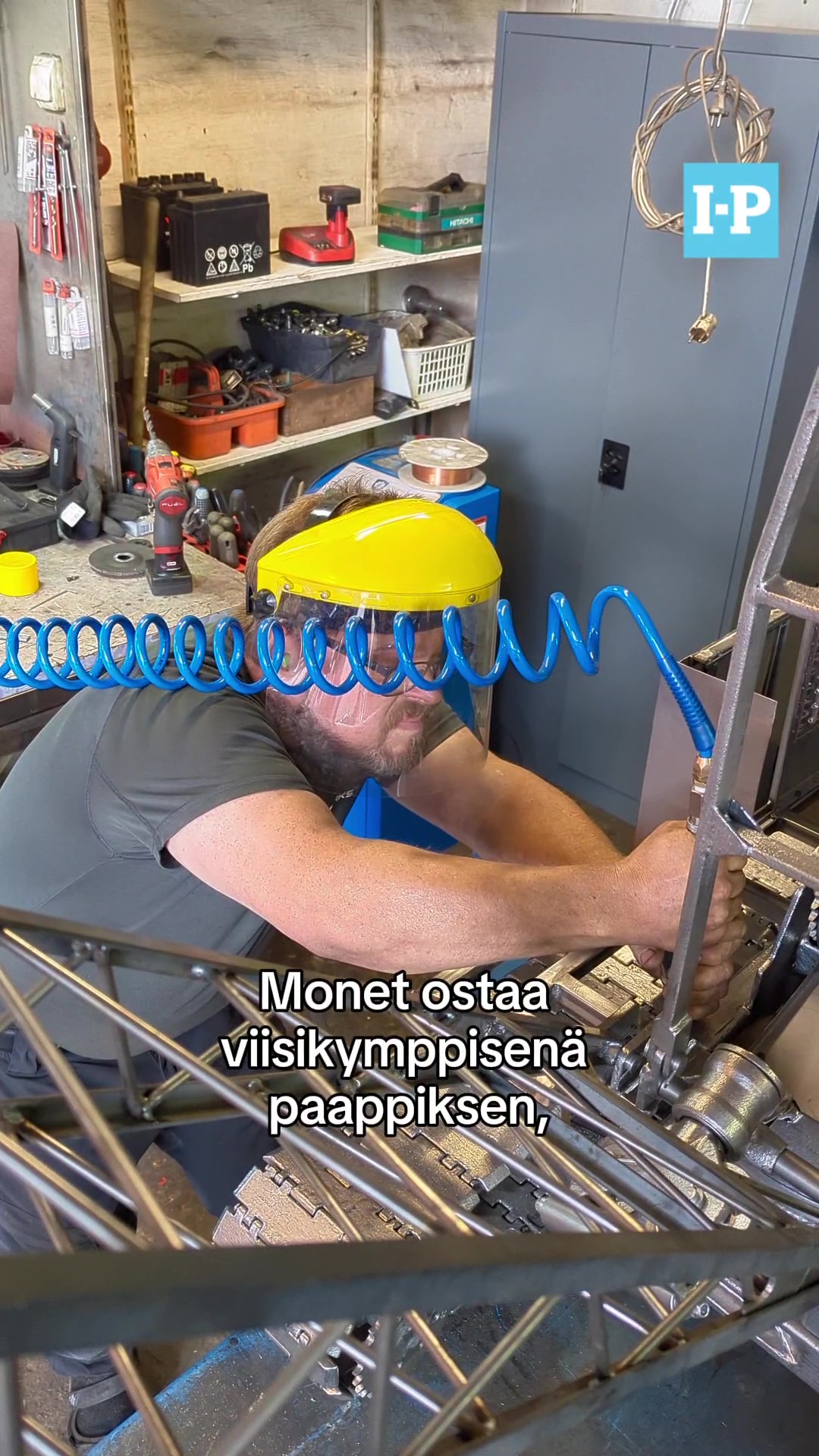 Mikko Mänty ra­ken­taa pie­nois­mal­lia harvinaisesta työ­ko­nees­ta