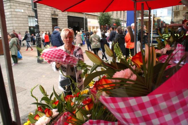 Dublinin keskustassa kukkapisteessä myyvä Elisabeth Walsh arvelee Higginsin jatkavan toiselle kaudelle. "En juuri edes tunne muita".