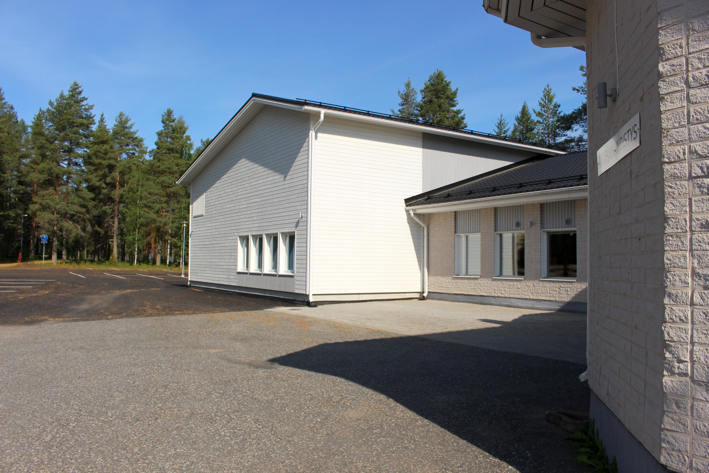 Toimitalo on rakennettu kolmessa osassa. Keskellä on vuonna 1981 rakennettu ensimmäinen osa, vasemmalla on nyt tehty laajennus ja oikealla vuonna 1990 tehty kerhohuonesiipi.