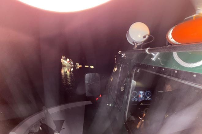 Merellä sattuvissa onnettomuuksissa vetovastuu on aina Meripelastuskeskuksella. He vastasivat myös Helgan kyydissä olleiden pelastamisesta. Kaksi palomiestä ja kaksi ensihoitajaa pelastettiin Rajavartioston ilmatyynyalukselle kello 19.50 aikaan lauantai-iltana. KUVA: RAJAVARTIOSTO