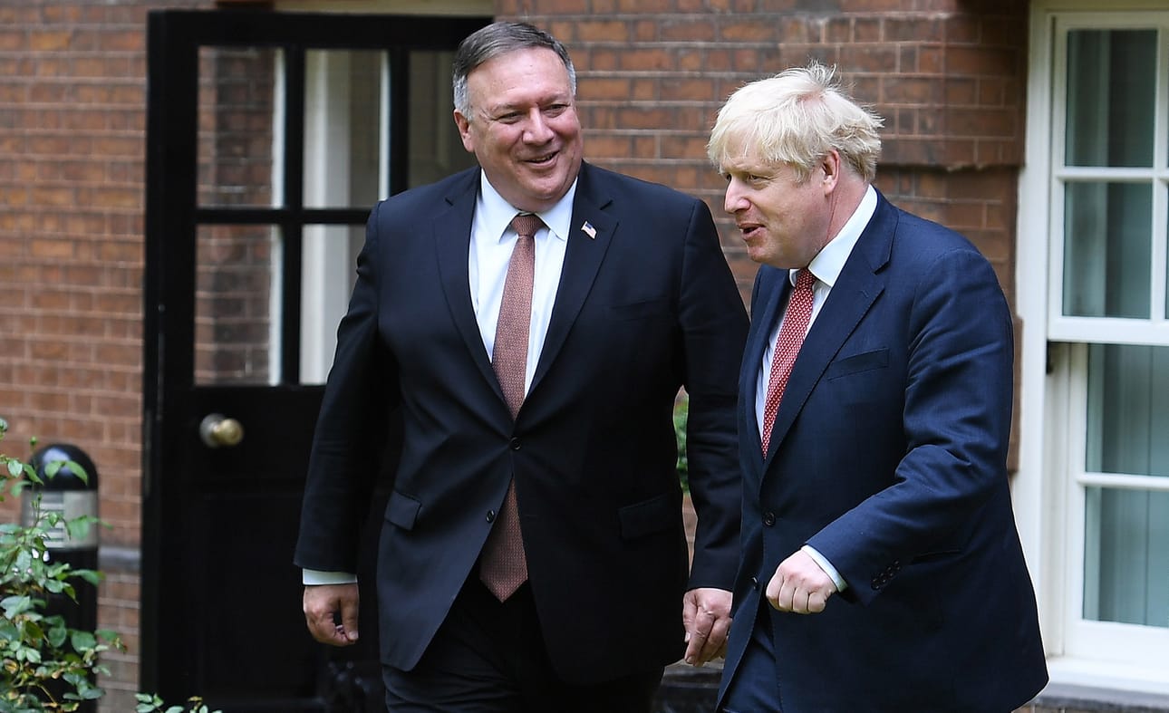 Pääministeri Boris Johnsonille (oik.) brexit-kansanäänestyksen tulos on poliittisen uran peruskivi. Venäjä-raportin julkistamispäivänä Johnsonin vieraana Downing Streetillä oli Yhdysvaltain ulkoministeri Michael Pompeo.