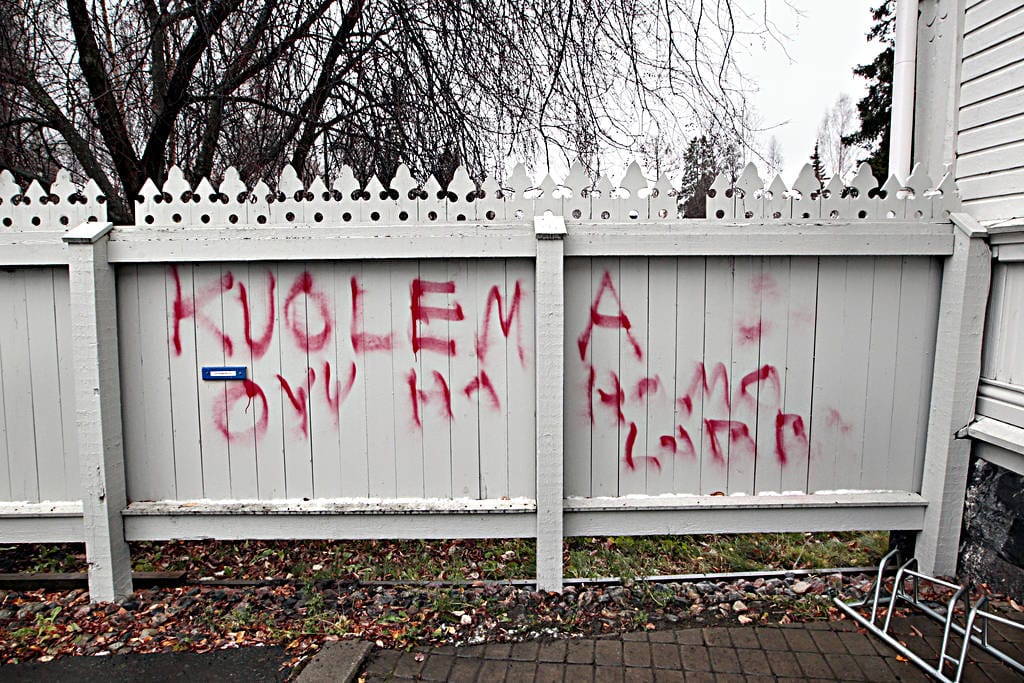 Iskun tekijät spreijasivat uhkaavan testin aitaan.