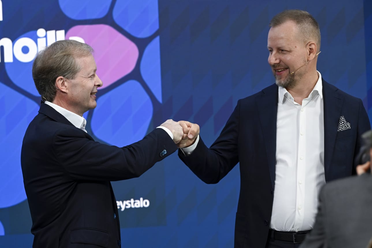 Oululainen Teppo Lindén (vas.) on COR Group Oy:n, Coronarian ja Silmäaseman toimitusjohtaja. Hän esiintyi maanantaina 8. kesäkuuta Helsingissä Terveystalon toimitusjohtaja Ville Iho kanssa. Miehet iloitsivat nyrkkitervehdyksellä yrityskauppaa, jolla Terveystalo ostaa optikkoketju Silmäaseman.