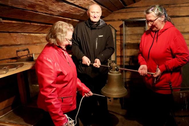 Onpa tämä painava, totesivat Ritva Sorila, Tapani Ala-Mutka ja Tarja Ylimäki Makasiinimuseossa Isosaaren vanhasta vellikellosta. KUVA: EEVA-LIISA KULJU