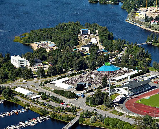 Näin sijoittuvat Qstockin viisi lavaa Raattiin ja Kuusisaareen. Edessä alhaalla päälava ja taaimmaisena rantalava. Raatin kentälle pystytetään myös teltta. Heinäkuun lopulla järjestettävä kaksipäiväinen tapahtuma kerää noin 20 000 hengen yleisön.