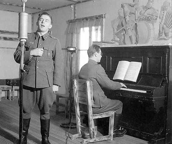 Elokuvaroolissa. Olavi Virta yhdessä monista elokuvarooleistaan. Kuva Lasse Erolan Olavi Virta-kirjasta (Ajatus Kustannus).