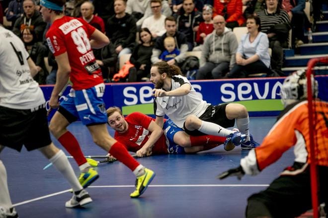 Jari Hankkio jäi Niklas Niirasen alle, kun SPV ja TPS kohtasivat Seinäjoella joulukuussa. KUVA: JAAKKO ELENIUS/ARKISTO