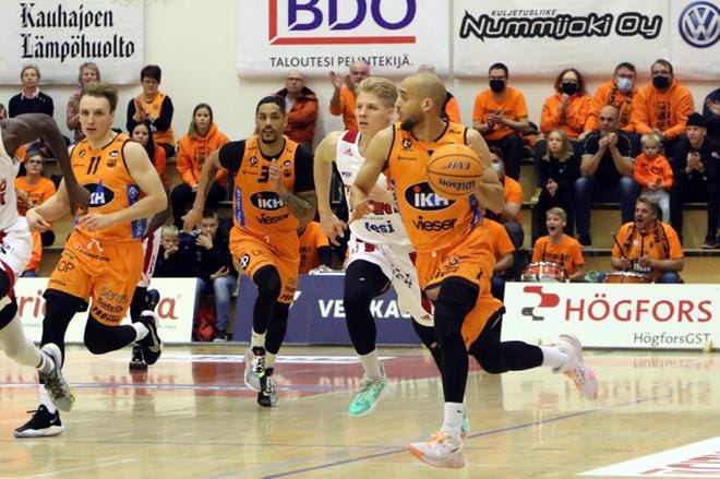 Kuvassa palloa kuljettava kauhajokelaisen Karhu Basketin Cameron Jones valittiin lokakuun osalta Korisliigan kuukauden valopilkuksi eli parhaaksi pelaajaksi. Vasemmalla olevat joukkuetoverit Severi Kaukiainen ja Lee Skinner ovat myös aloittaneet kauden hyvin. KUVA: JARI-PEKKA LAITIO-RAMONE