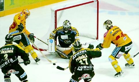 Paha iltapuhde. Kärppien maalivahti Niklas Bäckströmin iltapuhde oli vaikea, sillä SaiPa iski todella harvoin, mutta sitäkin terävämmin.
