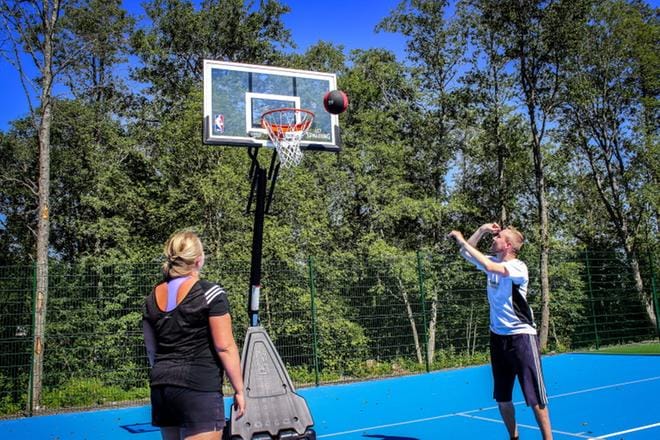 Höntsäkoriksessa heitellään ja pelaillaan korin lähettyvillä. Lahtelainen Minna Kärnä ja Aatu Raninen olivat uuden Sportparkin kolmannet käyttäjät. KUVA: JARI JURKKA