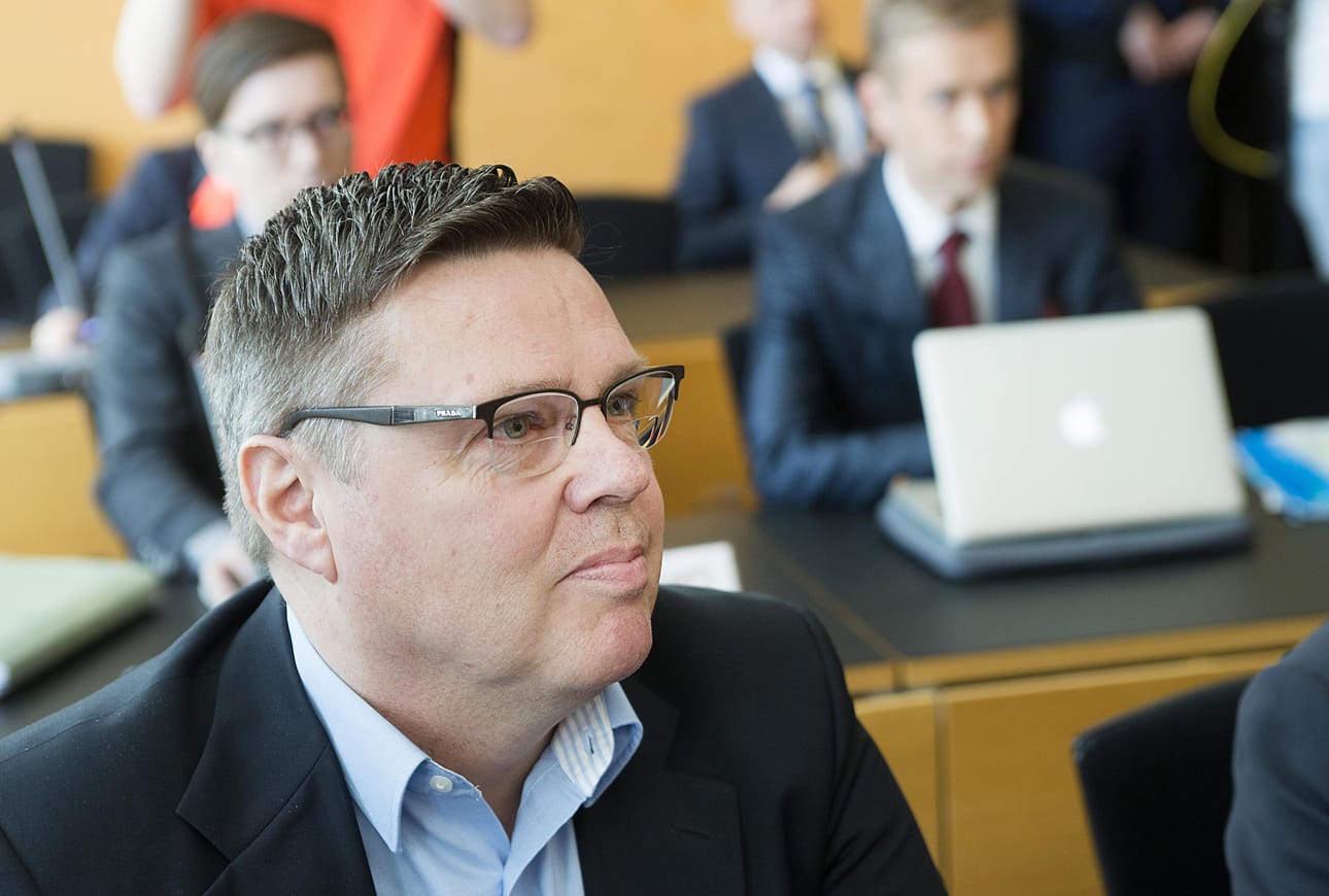 Ensikertalaisena Jari Aarnio istuu tuomiostaan vain puolet.