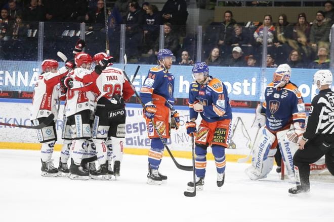 Sport haki suuret kolme pistettä Tapparan vieraana. Voittonsa ansiosta Sportilla on yhä pieni mahdollisuus edetä pudotuspeleihin. Eroa viimeistä pudotuspelipaikkaa pitävään JYPiin on nyt viisi pistettä. KUVA: MIKA KANERVA