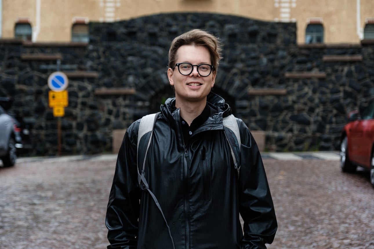 Juhani Karilan toisessa romaanissa tärkeä paikka on Helsingin Kruununhaka. Kaupunginosassa on paljon vanhoja ja suojeltuja kivitaloja. – Kun en ole yhtään tällaiselta seudulta kotoisin, niin niissä on jotain pelottavaa. Ne kuuluvat lapsuuden jännittäviin animaatioihin ja satukirjoihin, Karila arvioi.