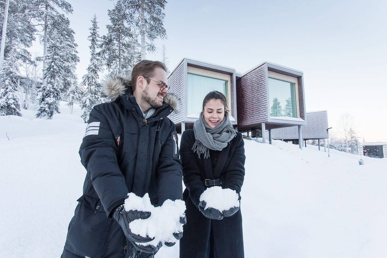 Arctic Design Weekin tuottaja Julius Oförsagd ja tuotantokoordinaattori Anni Soukkala lupaavat, että tänä vuonna tapahtumaviikolla revitään auki kaikki vakiintuneet tavat viettää seminaareja. Luvassa on muun muassa maastoutuminen Sodankylän Jääkäriprikaatiin ja tutustumista arktiseen muotoiluun käytännössä – lumen avulla!