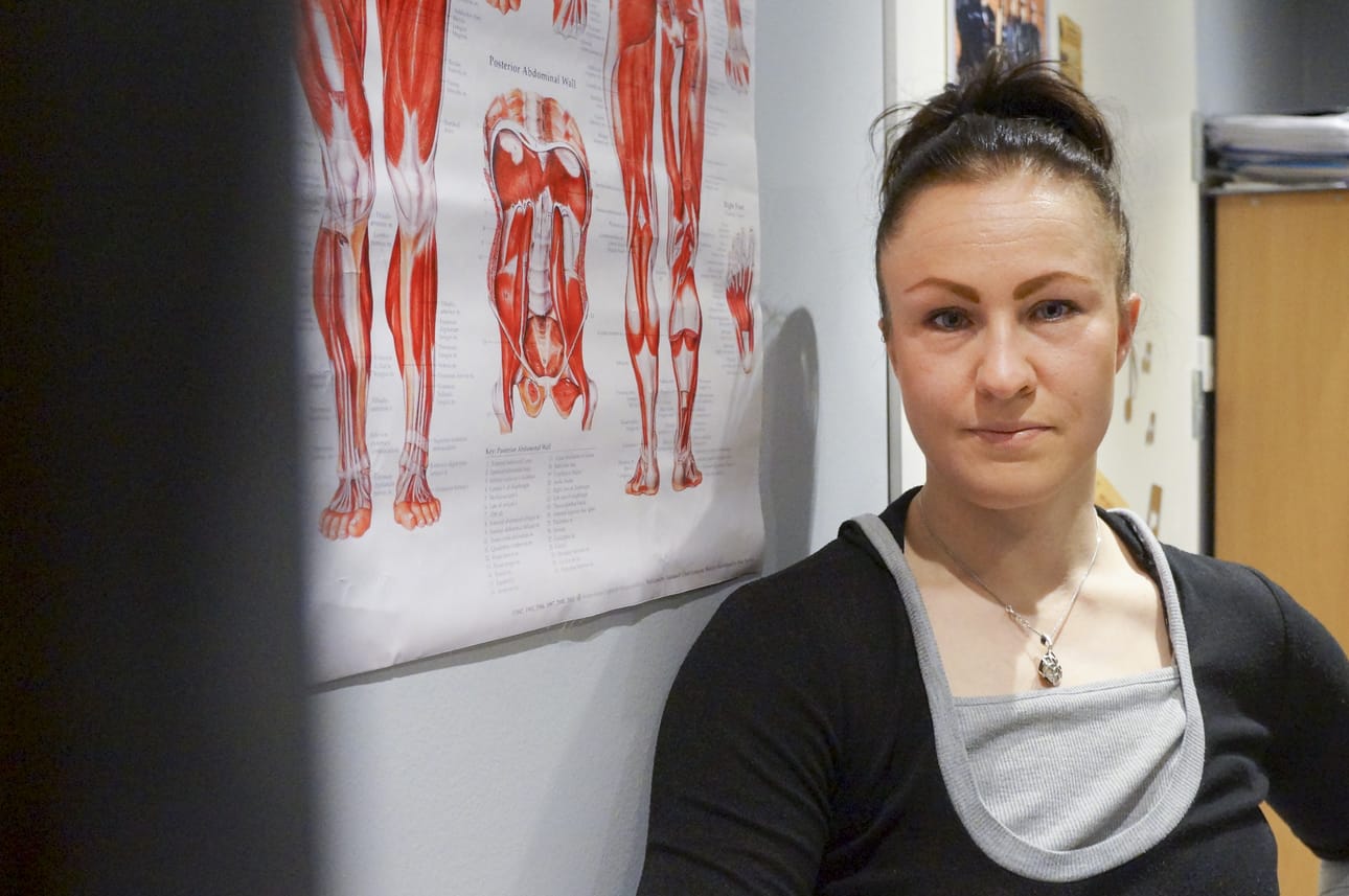 Karoliina Leinonen on tuore kuusamolainen yrittäjä. Hän valmistui joulukuussa hierojaksi Vuokatin urheiluopistosta ja jo tammikuussa oli pystyssä oma yritys.