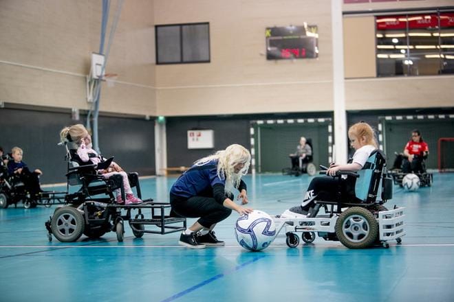 Ewa Lundell on sähkärifutiksen uranuurtajia Suomessa. Hänen molemmat poikansa pelaavat FC Interissä. Minea Saarijärvi ja Neemi Tuppi pääsivät hänen oppiinsa lauantaina Seinäjoella.