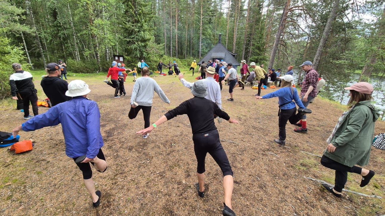 Lasten vetämä jumppa Räpättävässä.