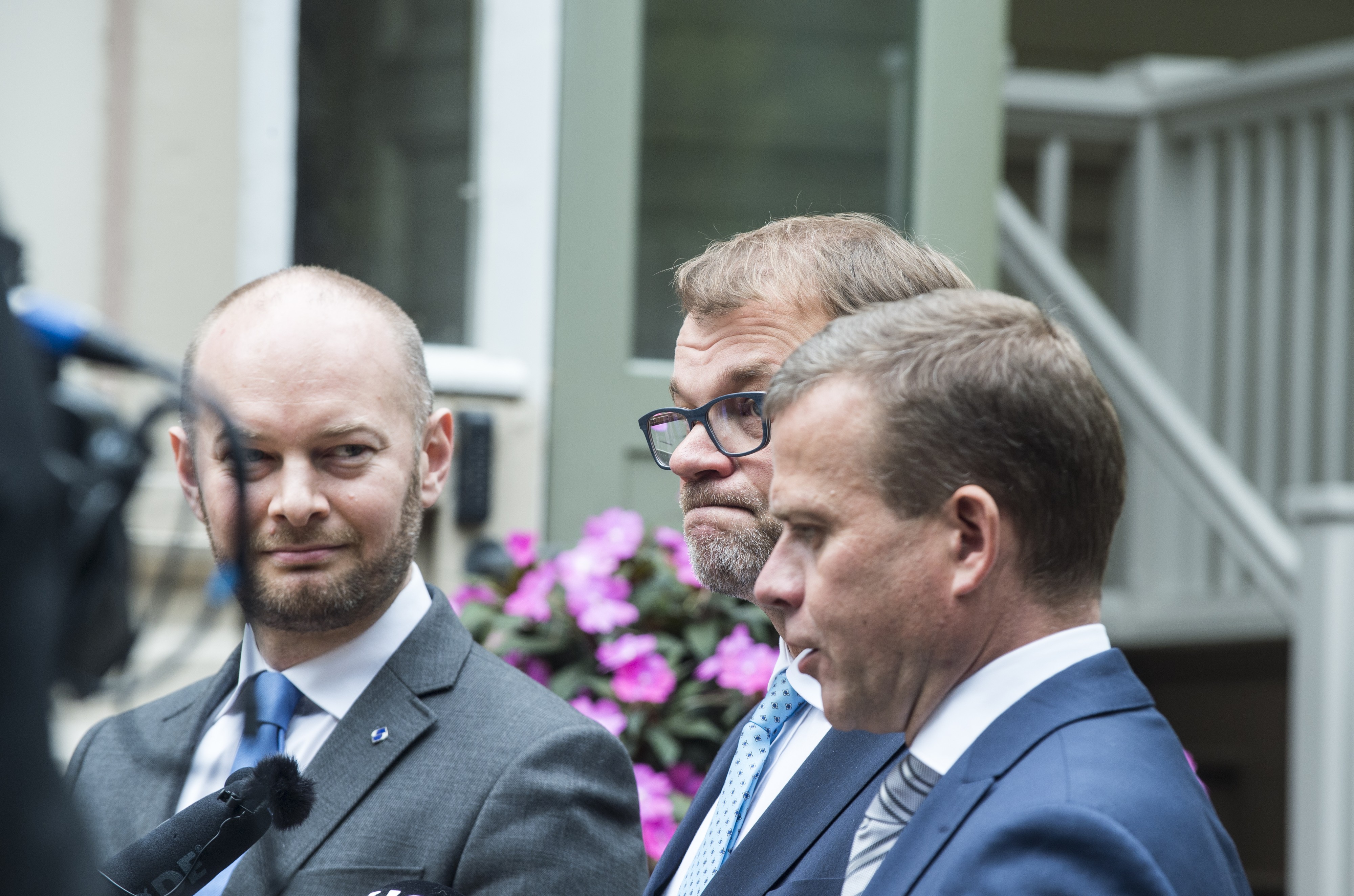 Hallitustuspuolueiden puheenjohtajat Sampo Terho (sin.), Juha Sipilä (kesk.) ja Petteri Orpo (kok.) muodostavat hallituksen johtotrion.