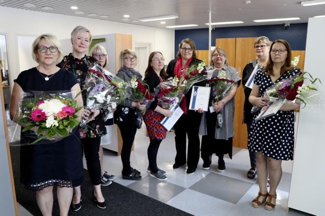 Tilitoimisto Salo Oy:n uuden toimitilan avajaisissa muistettiin henkilökuntaa, vas. Sisko Salo, Mervi Hyvönen, Jaana Salmela, Kirsi-Mari Ukonmäki, Marjo Pienimäki, Minna Kujala, Tuula Viitala, Anitta Järvenpää ja Pirjo Penninkangas. KUVA: SARI HEINILÄ