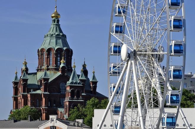 Suomelle voi tarjoutua mahdollisuus saada muiden Pohjoismaiden kansalaisia kiinnostumaan maastamme turistikohteena, kun koronavirus ei enää rajoita matkustamista, kirjoittaa Suomalais-ruotsalaisen kauppakamarin toimitusjohtaja Kjell Skoglund. Kuvassa Uspenskin katedraali ja maailmanpyörä Helsingissä. KUVA: MAURITZ ANTIN