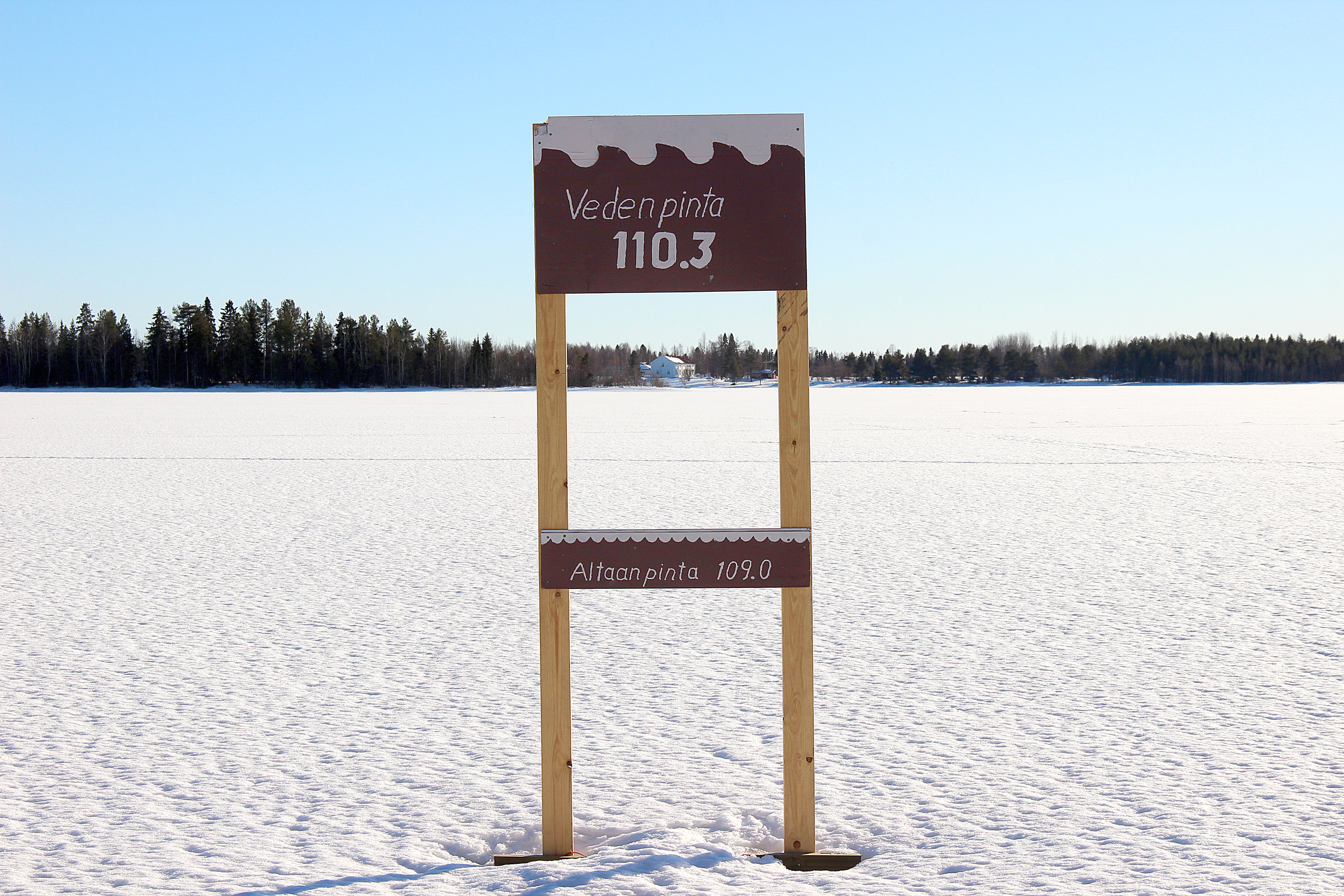 Altaan vastustajien Havulan rantaan pystyttämän kyltin mukaan vedenpinnan maksimikorkeus Pudasjärven Havulanrannassa olisi tämä, mikäli Kollaja rakennettaisiin. Edellisen kerran vesi kävi tässä korkeudessa vuonna 2000, jolloin tulvahuippu oli lukemissa 110,48 metriä merenpinnasta. Alempana merkittynä varsinaisen altaan tuleva pinta.