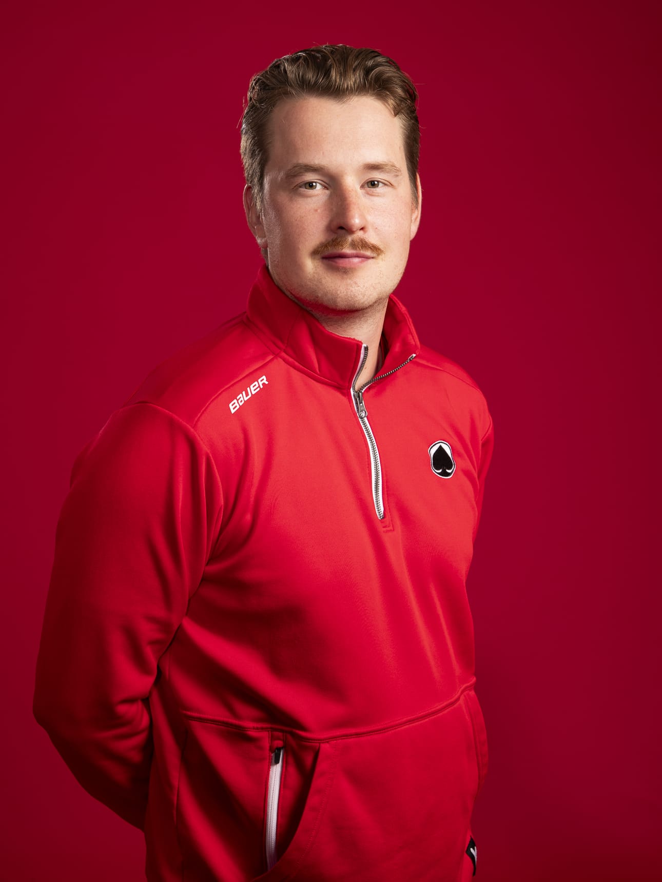 Olli-Aleksi Pietilä pukeutuu nykyään Ässien punaiseen paitaan.
