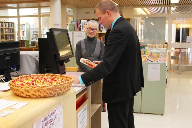 Kaupunginjohtaja Jarmo Pienimäki lainasi Hannele Halttusen opastuksella omatoimisesti ajankohtaisen Väinö Linnan Tuntemattoman sotilaan. KUVA: KIRSTI MÄKELÄ