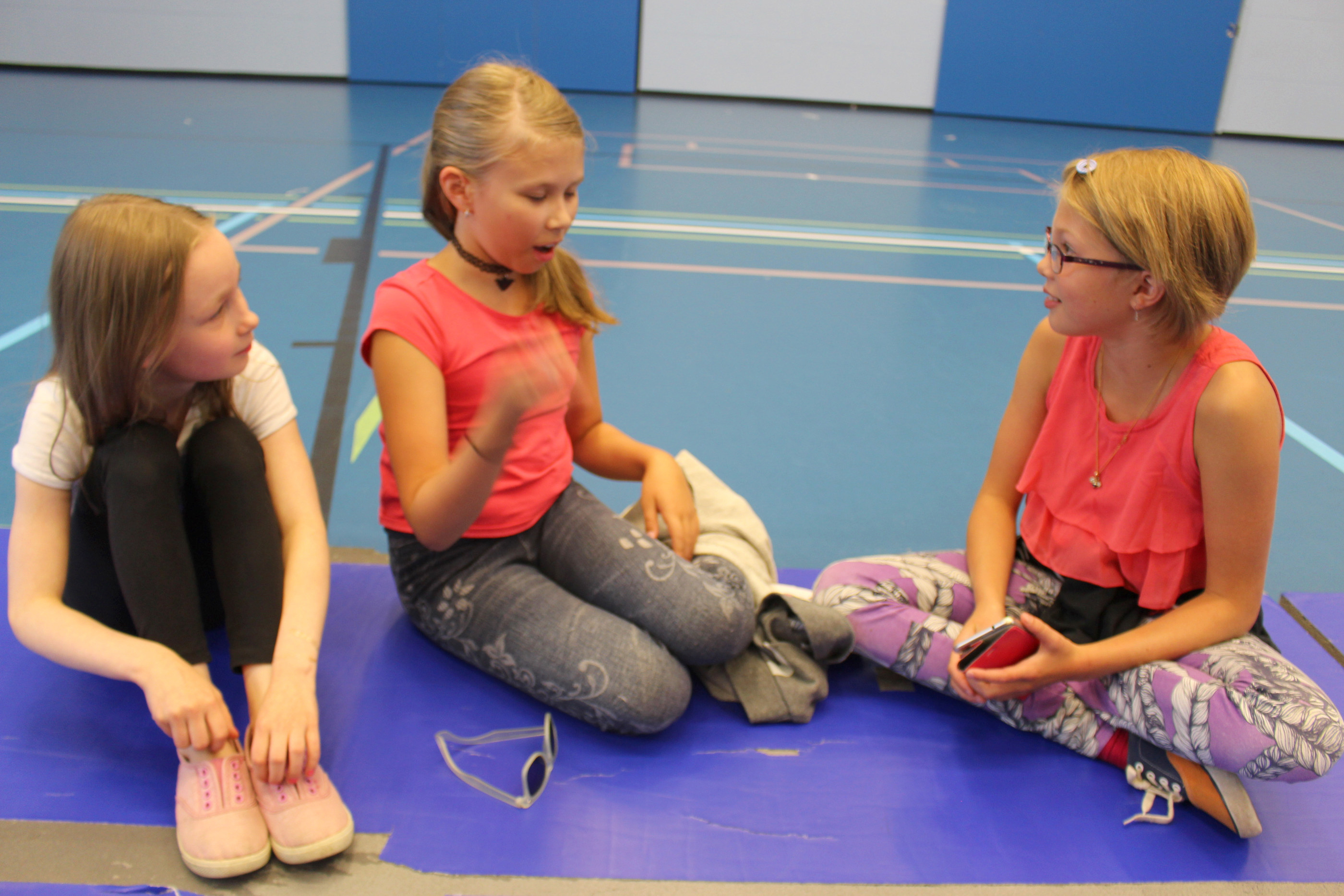 Carita Lahtimaa, Taika Kangas ja Senja Karppimaa jakoivat shown jälkeen tuntojaan. Kolmikkoa kiehtoo kovasti ajatus päästä joskus kokeilemaan itse, millaista olisi olla mukana cheerleading-esityksessä.