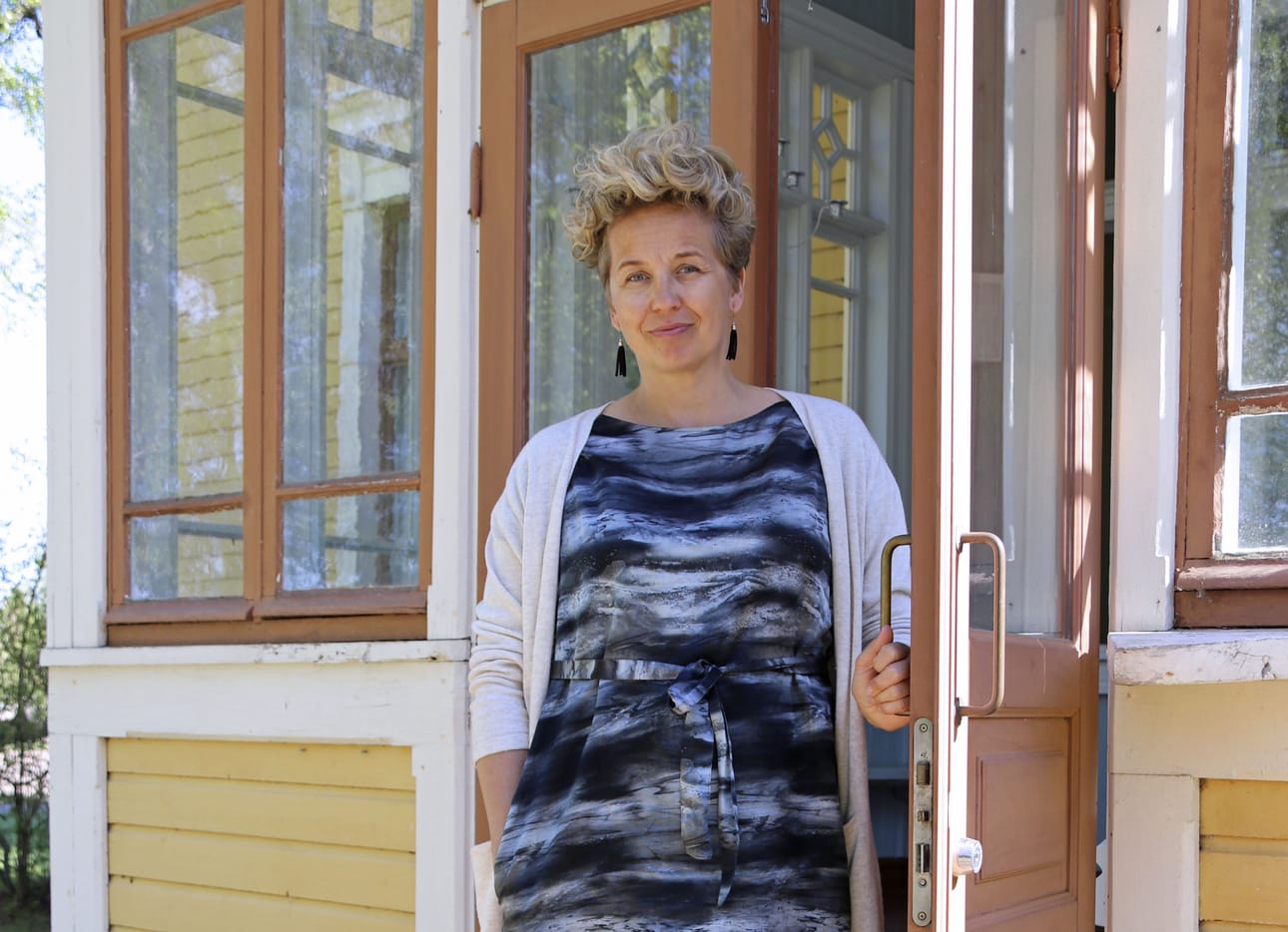 Ensi viikolla alkavien Kaikki synnit -rikossarjakuvausten yhtenä kuvauspaikkana käytetään Merja Aakon kotipaikkaa Kankaanpääntien varrella.