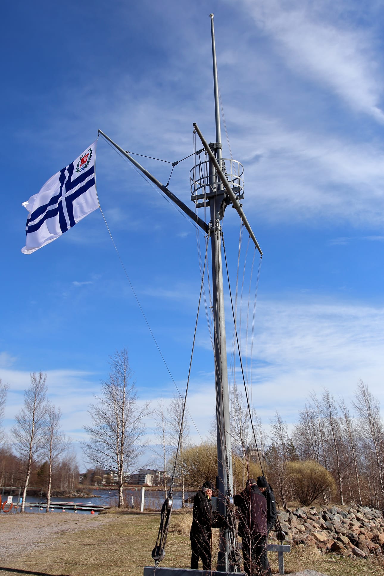 Raahen Purjehdusseuran lippu nostettiin salkoon melkoisessa tuulessa lauantaina iltapäivällä.