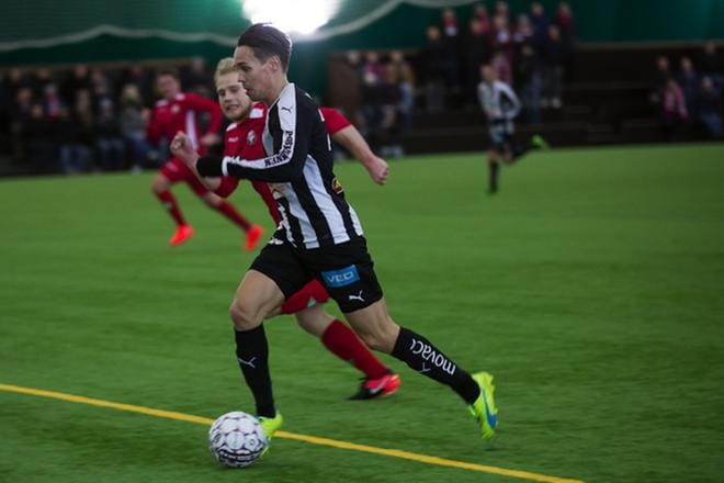 VPS:n Juha Hakola ohitti Jaron Thomas Kulan. KUVA: JARNO PELLINEN